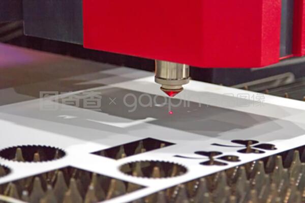 激光平板金屬切割機(jī)即將啟動。